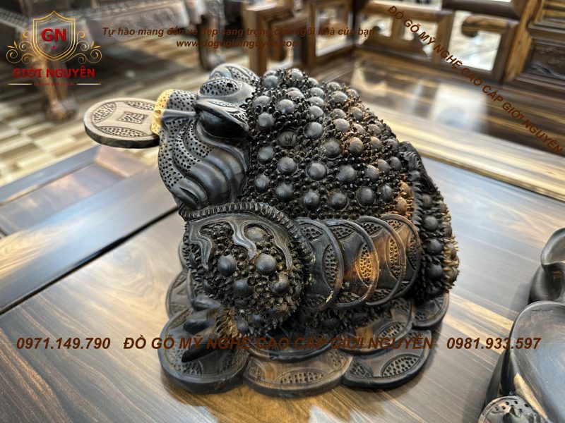 Tượng cóc ngậm tiền gỗ mun hoa